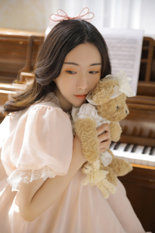 女子当众撩衣给男友喂NAI